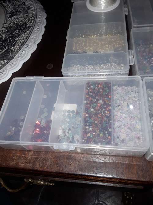 JOBLOT JEWELLERY MAKING BEADS AND ASSESCORIES (MOSTLY GLASS BEADS)