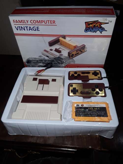 VINTAGE FAMILY COMPUTER TV GAME(INCL.500 BUILT IN GAMES AND A 132 IN ONE GAME CARTRIDGE)