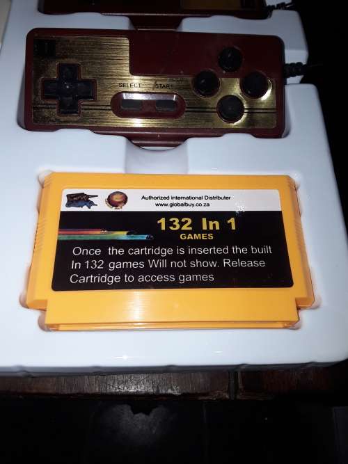 VINTAGE FAMILY COMPUTER TV GAME(INCL.500 BUILT IN GAMES AND A 132 IN ONE GAME CARTRIDGE)