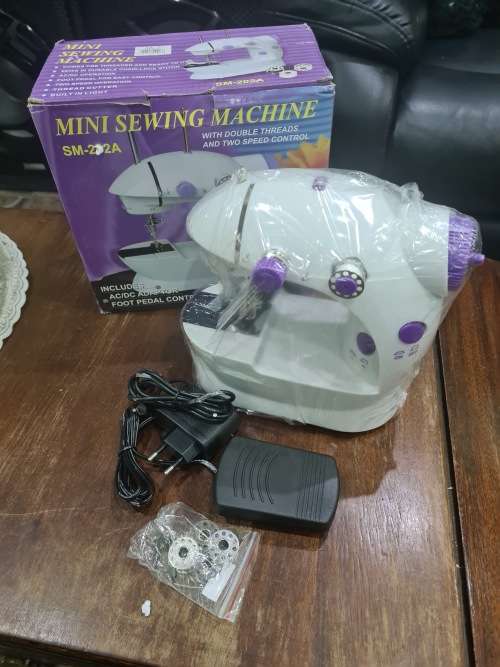 MINI SEWING MACHINE WITH DOUBLE THREADS AND 2 SPEED CONTROL