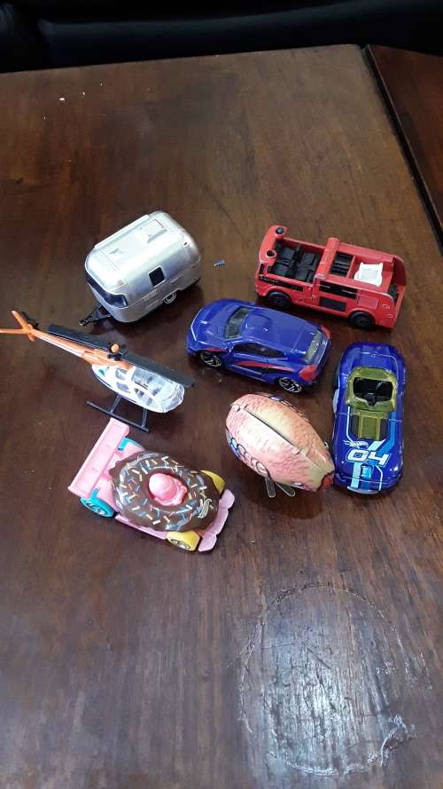 JOBLOT METAL TOY CARS INCL.A WIND UP TINPLATE CHICKEN(HOTWHEELS, ETC...)