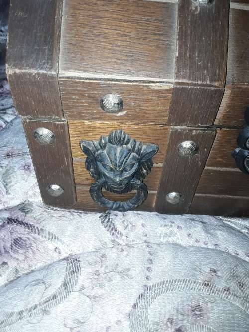 VINTAGE WOODEN WIND UP MUSICAL BOX(LIONS HEAD HANDLES)SEE PHOTOS FOR DETAILS