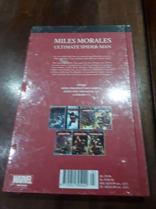 MARVEL SUPERHERO`S HARDCOVER COMIC(MILES MORALES)ULTIMATE SPIDERMAN