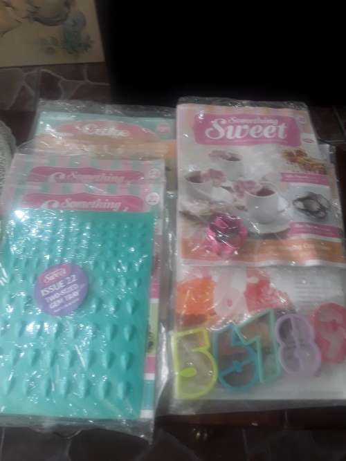 JOBLOT 20 X DIFFERENT ISSUES OF CAKE DECORATING ( SOMETHING MAGAZINE AND MOULD(NO COMBINED SHIPPING)