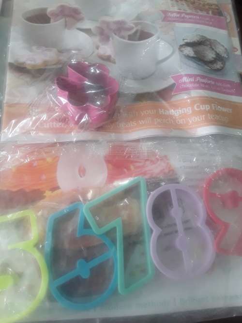 JOBLOT 20 X DIFFERENT ISSUES OF CAKE DECORATING ( SOMETHING MAGAZINE AND MOULD(NO COMBINED SHIPPING)