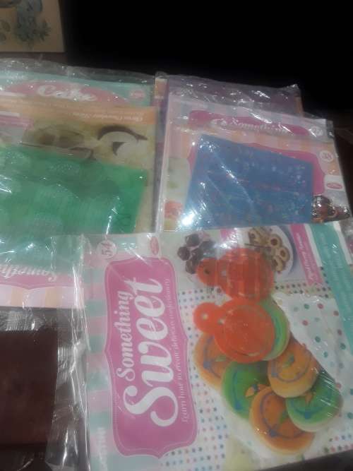 JOBLOT 20 X DIFFERENT ISSUES OF CAKE DECORATING ( SOMETHING MAGAZINE AND MOULD(NO COMBINED SHIPPING)
