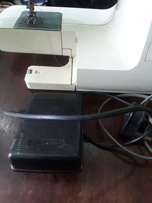 BROTHER SEWING MACHINE WITH 21 DIFFERENT ADJUSTMENT STITCHES