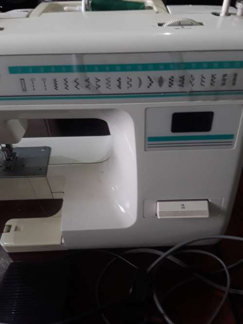 BROTHER SEWING MACHINE WITH 21 DIFFERENT ADJUSTMENT STITCHES