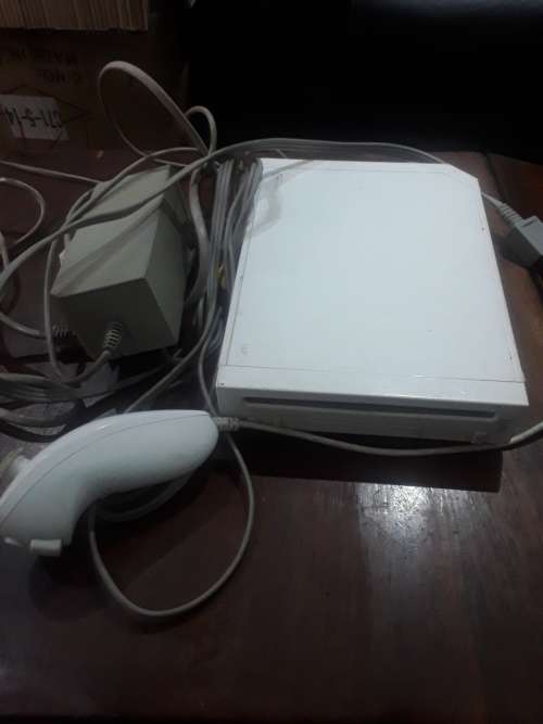 NINTENDO WII CONSOLE WITH POWER SUPPLY AND 1 REMOTE