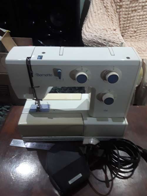 BERNETTE 430 SEWING MACHINE (ALL METAL)