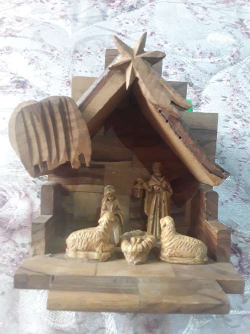 SOLID WOOD JESUS IN THE MANGER(SHED AND FIGURINES