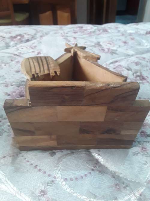 SOLID WOOD JESUS IN THE MANGER(SHED AND FIGURINES