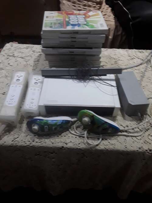 NINTENDO WII CONSOLE INCLUDING REMOTE,POWER SUPPLY, 20 GAME DISCS AND ALL ASSESCORIES (WORKS)