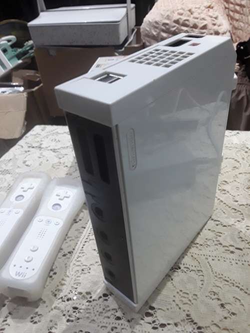 NINTENDO WII CONSOLE INCLUDING REMOTE,POWER SUPPLY, 20 GAME DISCS AND ALL ASSESCORIES (WORKS)