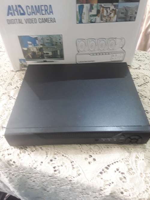 8 CHANNELS DVR KIT WITH INTERNETand5G PHONE VIEWING)DVR,8 CAMERAS,POWER SUPPLY AND ALL CABLES