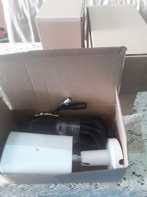 8 CHANNELS DVR KIT WITH INTERNETand5G PHONE VIEWING)DVR,8 CAMERAS,POWER SUPPLY AND ALL CABLES