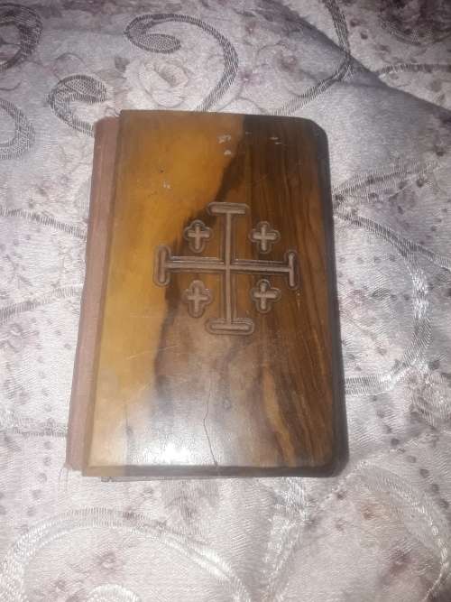 1943 WOODEN COVER BIBLE WITH ORIGINAL SIGNATURE OF ISSIE K SMUTS