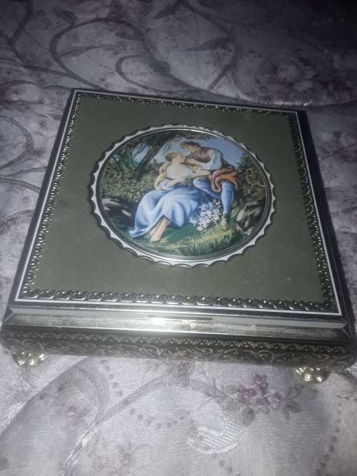 HINGED AND FOOTED ROMANTIC SCENE TIN(VINTAGE)