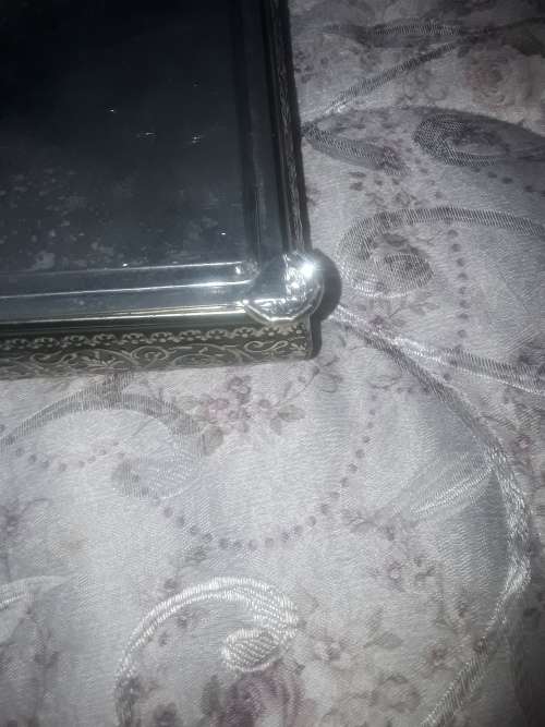 HINGED AND FOOTED ROMANTIC SCENE TIN(VINTAGE)