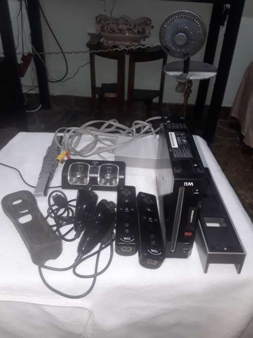 NINTENDO WII INCLUDING 2 REMOTES,POWER SUPPLY AND ASSESCORIES