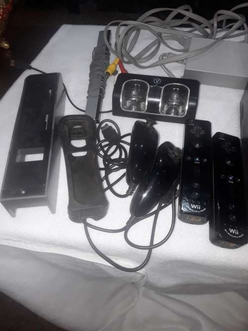 NINTENDO WII INCLUDING 2 REMOTES,POWER SUPPLY AND ASSESCORIES