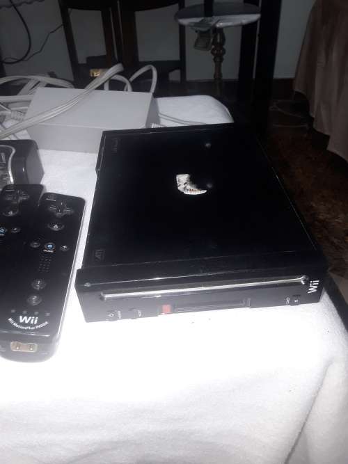 NINTENDO WII INCLUDING 2 REMOTES,POWER SUPPLY AND ASSESCORIES