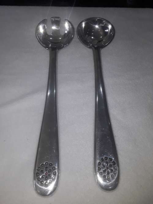 SET OF 2 CAROL BOYES STYLE SALAD SERVERS