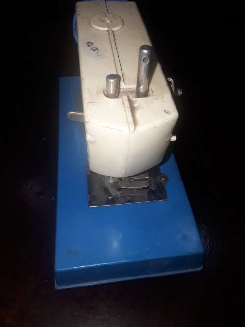 VINTAGE KIDS SEWING MACHINE (MADE IN HONG KONG)