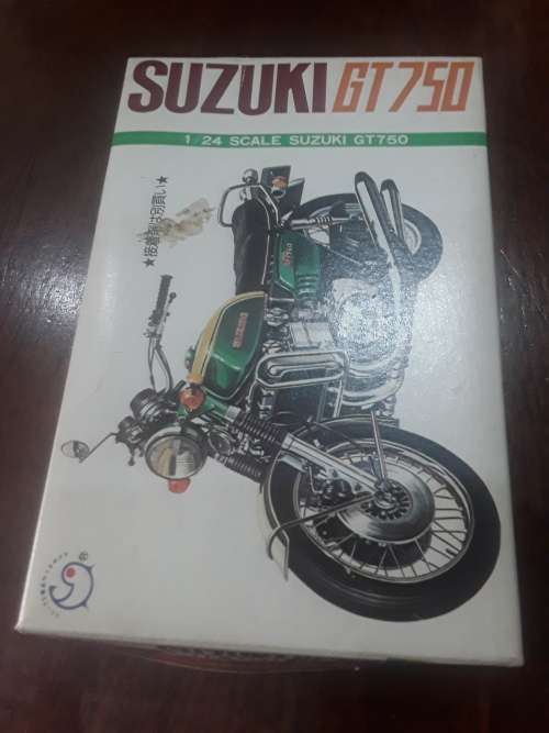 SUZUKI GT 750(1/24 SCALE)TO BUILD(UNBUILT)