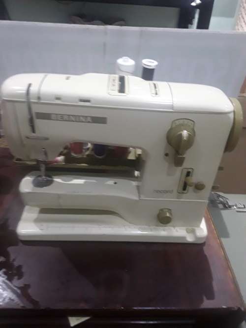 VINTAGE BERNINA  730 RECORD SEWING MACHINE IN COMPATIBLE SUITCASE(WITH ALL ASSC.)WORKS LIKE A BOMB