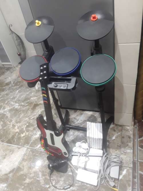 NINTENDO WII CONSOLE WITH 8 GAME DISCS,DRUM,GUITAR,MICROPHONE, DANCE BOARD and ASSESCORIES