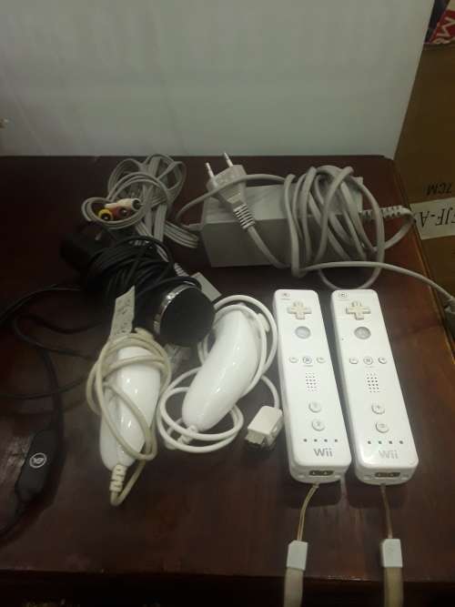 NINTENDO WII CONSOLE WITH 8 GAME DISCS,DRUM,GUITAR,MICROPHONE, DANCE BOARD and ASSESCORIES