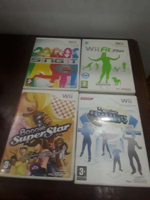 NINTENDO WII CONSOLE WITH 8 GAME DISCS,DRUM,GUITAR,MICROPHONE, DANCE BOARD and ASSESCORIES