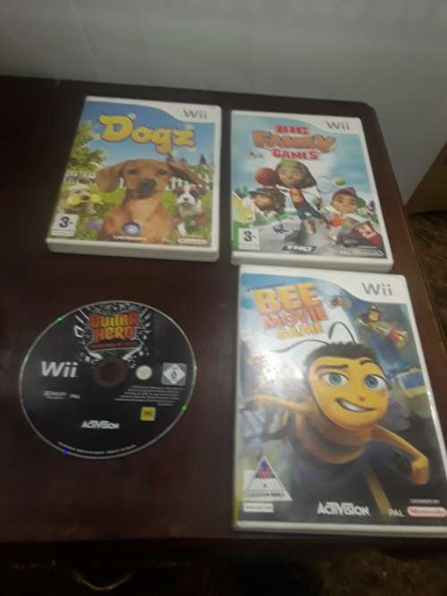 NINTENDO WII CONSOLE WITH 8 GAME DISCS,DRUM,GUITAR,MICROPHONE, DANCE BOARD and ASSESCORIES