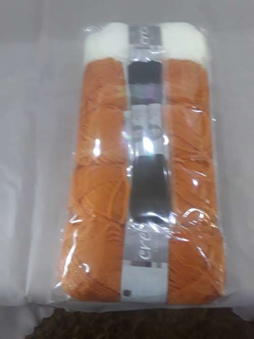 PACK OF 5 (25g ea.)KNITTING WOOL INCL.2 X BLACK CRAFT THREADS
