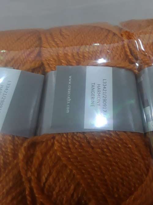 PACK OF 5 (25g ea.)KNITTING WOOL INCL.2 X BLACK CRAFT THREADS