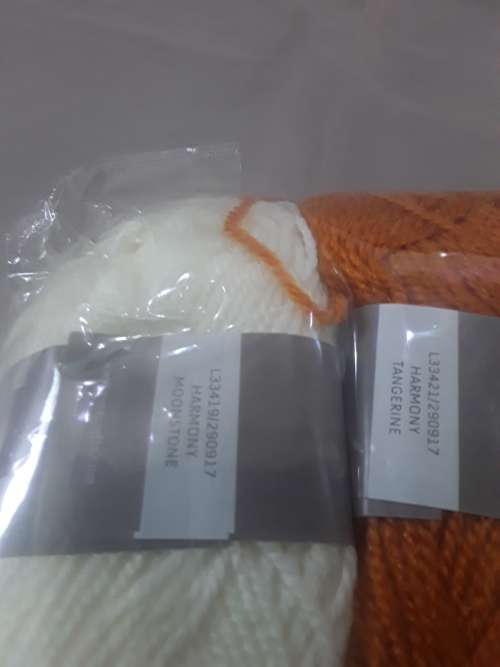 PACK OF 5 (25g ea.)KNITTING WOOL INCL.2 X BLACK CRAFT THREADS