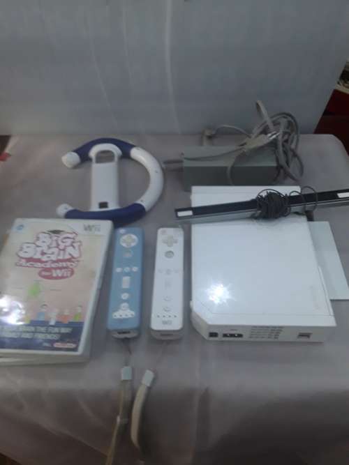NINTENDO WII WITH 2 GAME DISCS, 2 REMOTES,POWER SUPPLY AND ALL ASSESCORIES AS PER PHOTOS