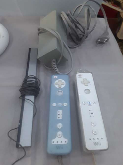 NINTENDO WII WITH 2 GAME DISCS, 2 REMOTES,POWER SUPPLY AND ALL ASSESCORIES AS PER PHOTOS