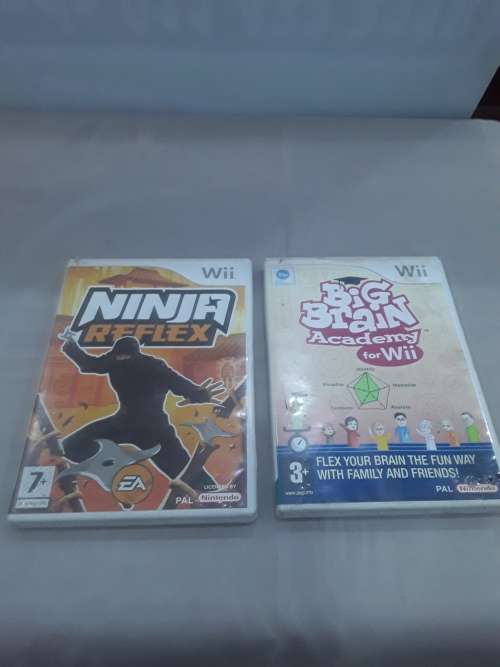 NINTENDO WII WITH 2 GAME DISCS, 2 REMOTES,POWER SUPPLY AND ALL ASSESCORIES AS PER PHOTOS