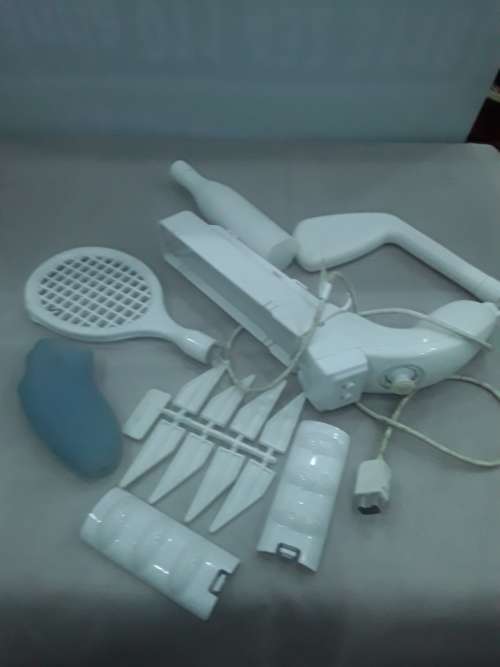 NINTENDO WII WITH 2 GAME DISCS, 2 REMOTES,POWER SUPPLY AND ALL ASSESCORIES AS PER PHOTOS