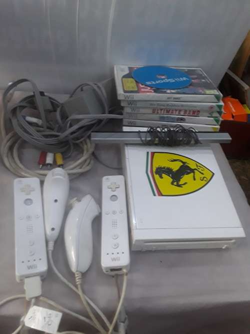 NINTENDO WII INCLUDING POWER SUPPLY,2 REMOTES,6 GAME DISCS AND ASSESCORIES