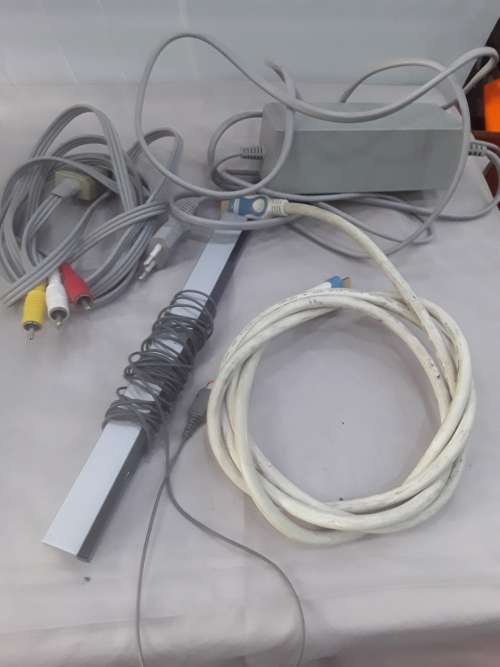 NINTENDO WII INCLUDING POWER SUPPLY,2 REMOTES,6 GAME DISCS AND ASSESCORIES