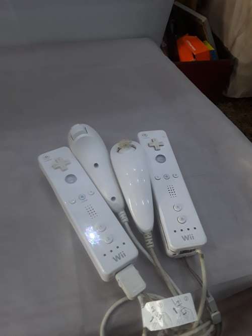 NINTENDO WII INCLUDING POWER SUPPLY,2 REMOTES,6 GAME DISCS AND ASSESCORIES