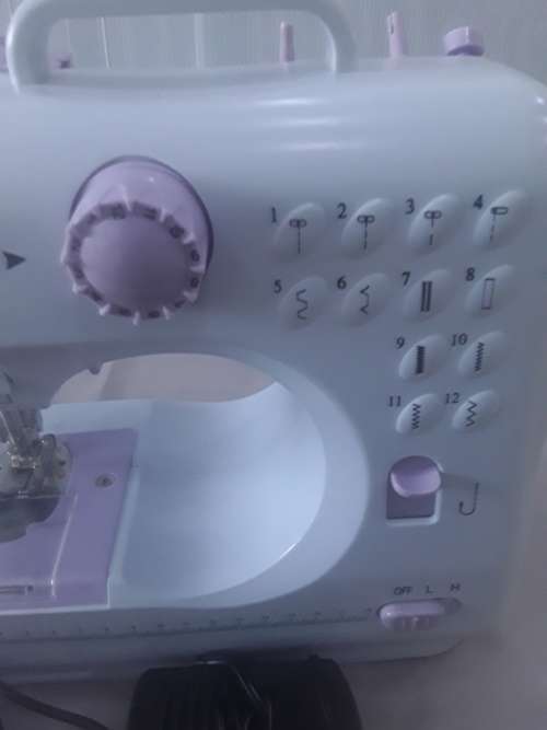 ELECTRONIC TWELVE STITCH SEWING MACHINE