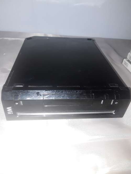 NINTENDO WII CONSOLE INCLUDING P.SUPPLY ,4 GAME DISCS AND ASSESCORIES