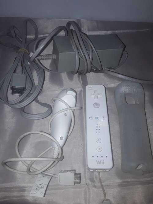 NINTENDO WII CONSOLE INCLUDING P.SUPPLY ,4 GAME DISCS AND ASSESCORIES