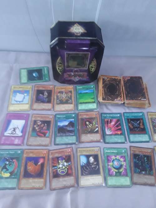 LOT OF 170 YUGIOH TRADING CARDS INCLUDING TIN