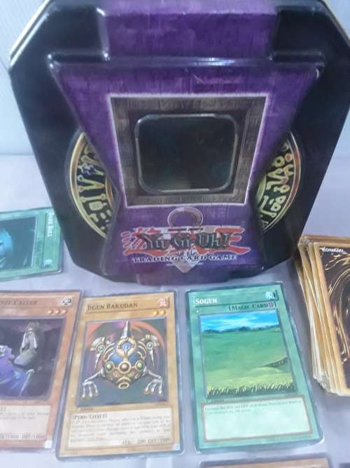 LOT OF 170 YUGIOH TRADING CARDS INCLUDING TIN