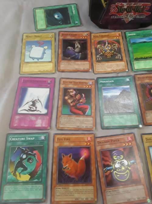 LOT OF 170 YUGIOH TRADING CARDS INCLUDING TIN